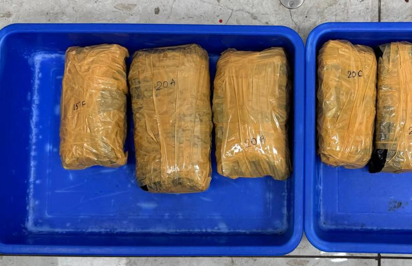 સુરત એરપોર્ટ પર એર ઈન્ડિયા એક્સપ્રેસ ફ્લાઈટમાંથી ૨ કિલો હાઈબ્રિડ ગાંજા જપ્ત, ૩ મુસાફરો ધરપકડ 2 kg of hybrid ganja seized from Air India Express flight at Surat airport 3 passengers arrested