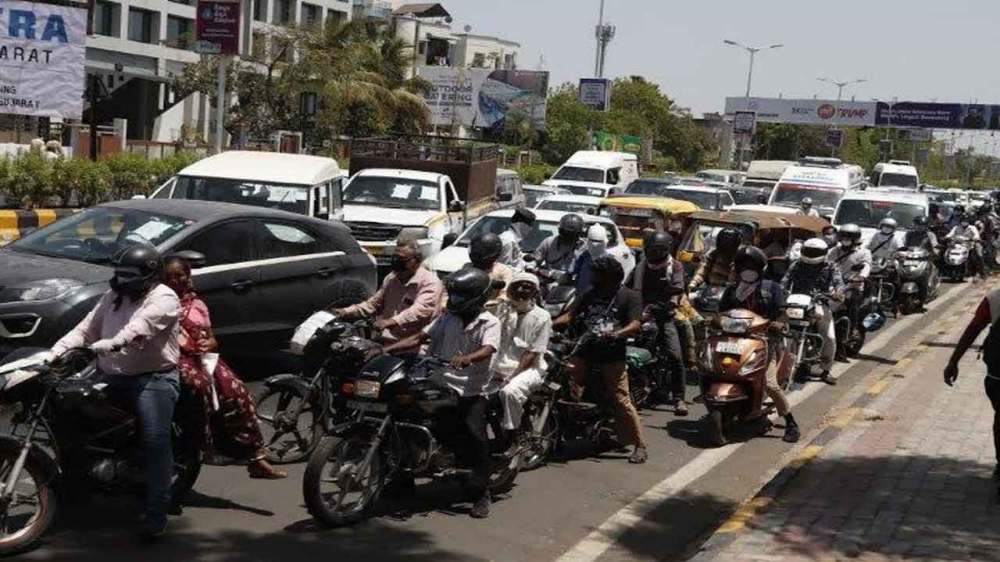 અમદાવાદ-રાજકોટમાં પેટ્રોલ અછતથી ભીડ અને ટ્રાફિક જામ, રાજ્યમાં પુરતો જથ્થો ઉપલબ્ધ: FGPDA Congestion and traffic jams due to petrol shortage in Ahmedabad Rajkot sufficient quantity available in the state FGPDA