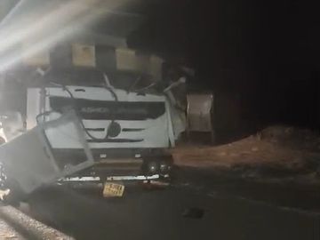 પ્રાંતિજ સાદોલિયા બ્રિજ પાસે ડમ્પર ગડર સાથે અથડાયું, ડ્રાઇવર-કંડક્ટરનાં મોત, ટ્રક પણ પાછળથી અથડાઈ Dumper collides with girder near Prantij Sadolia Bridge driver conductor dies truck also collides from behind