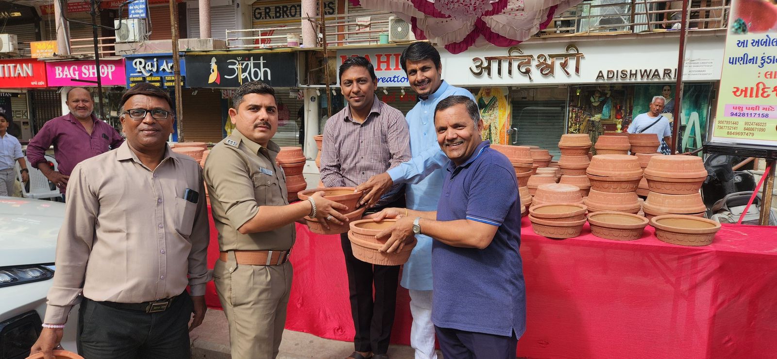 Aadi Foundationની અનોખી પહેલ: તરસ્યા પક્ષીઓ માટે 1000થી વધુ પાણીના વાસણોનું વિતરણ 3 GARVI GUJARAT 1 24