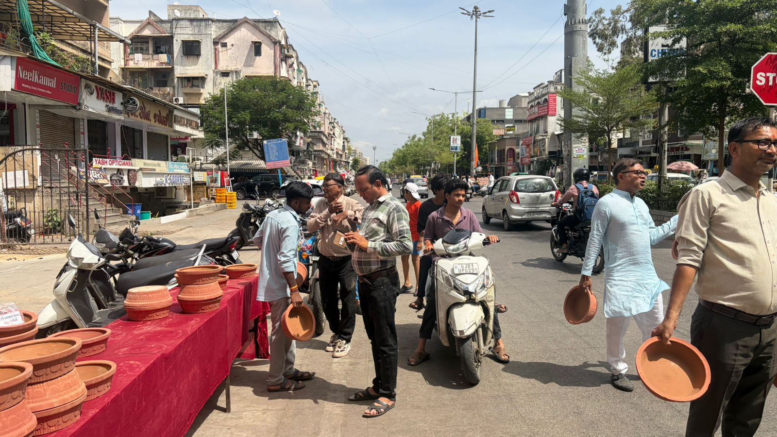 Aadi Foundationની અનોખી પહેલ: તરસ્યા પક્ષીઓ માટે 1000થી વધુ પાણીના વાસણોનું વિતરણ GARVI GUJARAT 3 14