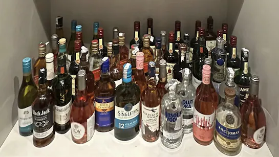 પ્રેમ દરવાજા નજીક માધુપુરામાં PCB દરોડો: લેડીઝ ચપ્પલ હેઠળ છુપાયેલ 32 બોટલો વિદેશી દારૂ ઝડપાયા, 1.92 લાખ રૂપિયાનું મુદ્દામાલ કબજે PCB raid in Madhupura near Prem Darwaza 32 bottles of foreign liquor hidden under ladies slippers seized valuables worth Rs 1.92 lakh seized