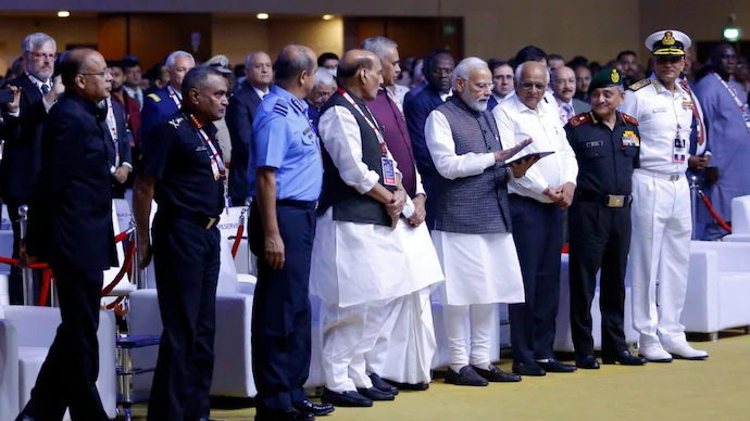 PM મોદી વાવ-થરાદમાં: રૂ. ૧૯,૮૦૦ કરોડના વિકાસકાર્યો અને ડીસા એરબેઝનું લોકાર્પણ PM Modi in a huddle Rs. 19800 crore development works and inauguration of Deesa Airbase