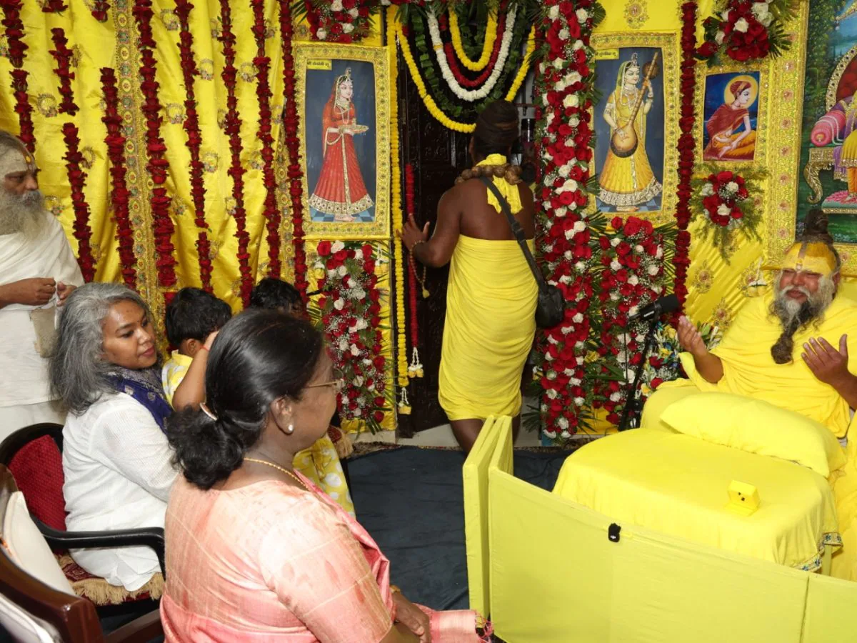 રાષ્ટ્રપતિ દ્રૌપદી મુર્મૂ મથુરા પહોંચ્યા, સંત પ્રેમાનંદ મહારાજ પાસેથી આશીર્વાદ લીધા President Draupadi Murmu reaches Mathura seeks blessings from Sant Premanand Maharaj