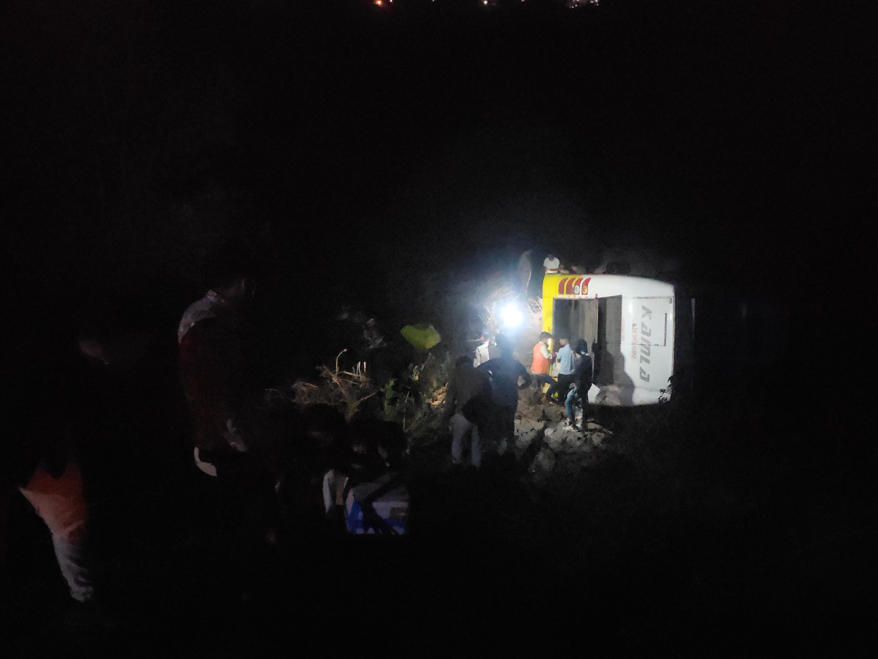 હિમાચલમાં બસ ખીણમાં ખાબકી: ૪નાં મોત, ૧૮ મુસાફરોનો બચાવ Bus falls into gorge in Himachal 4 dead 18 passengers rescued