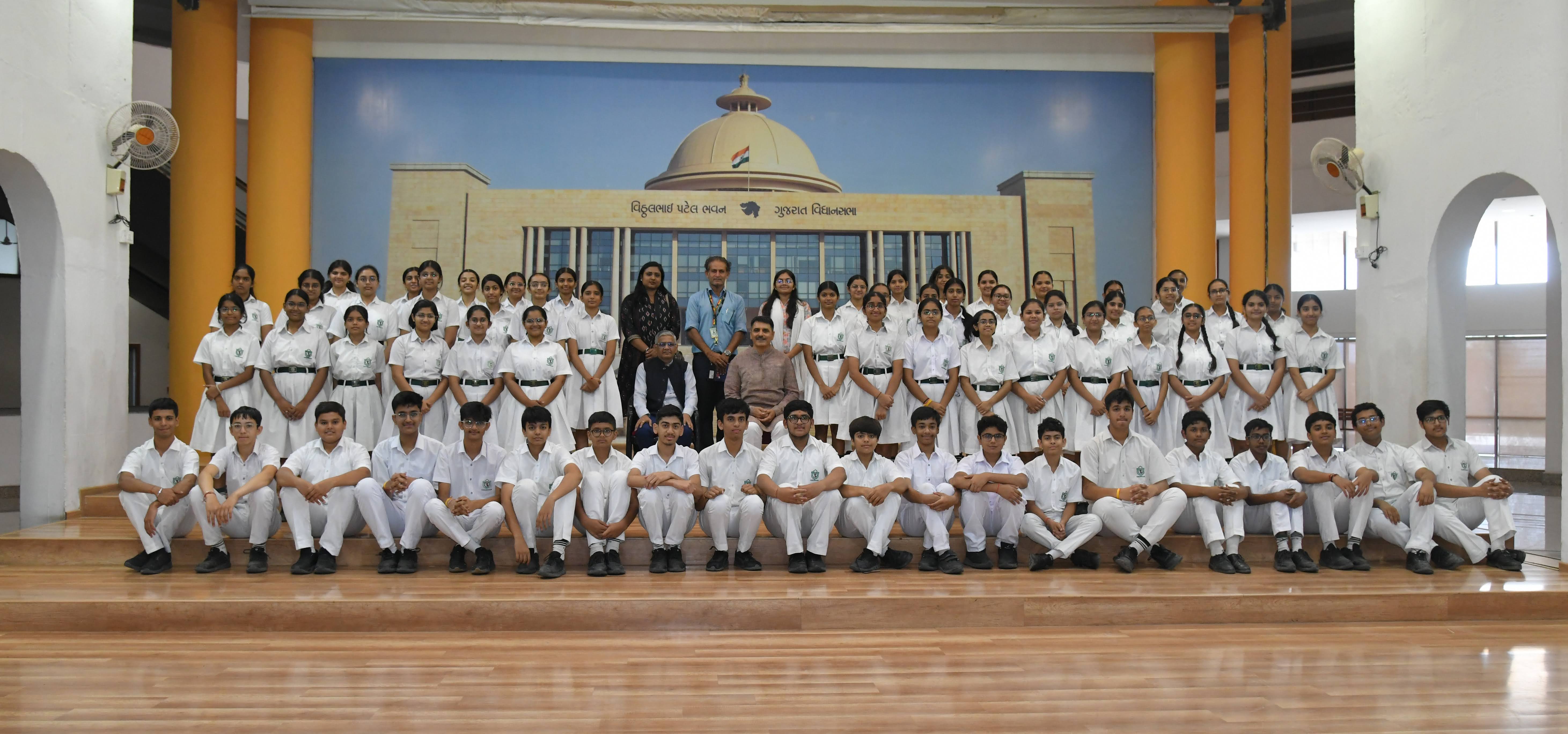 કસ્તૂરબા ગાંધીજીની ૧૫૭મી જન્મજયંતિએ વિધાનસભામાં પુષ્પાંજલિ, યુવાનોને દેશસેવાનો સંદેશ આપવામાં આવ્યો GARVI GUJARAT 1 1