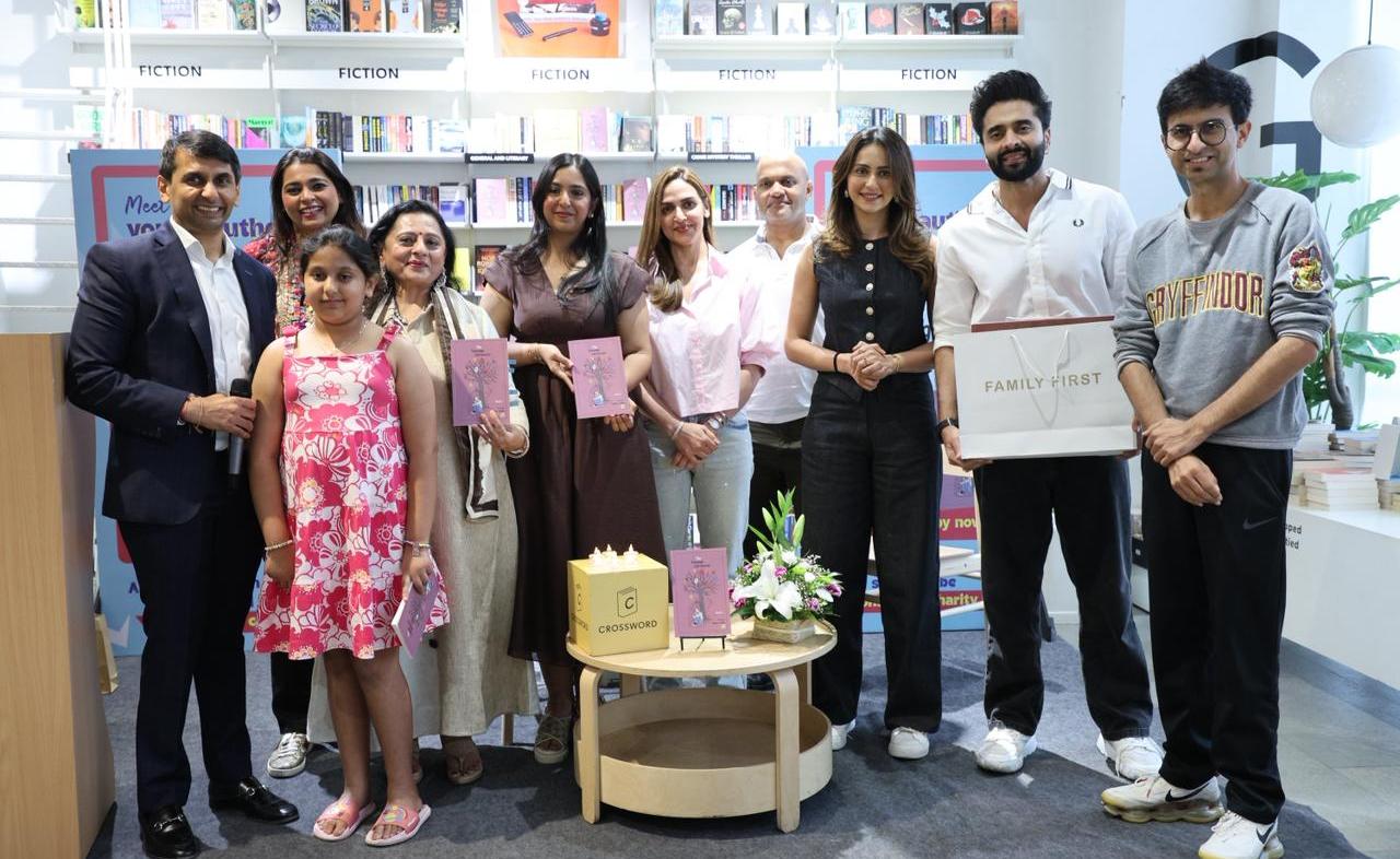 मुंबई में “द टीनेज क्रॉनिकल्स- बुक 2” लॉन्च पर बॉलीवुड सितारों संग युवा कवयित्री यशवी लोढ़ा की सराहना GARVI GUJARAT 2 1