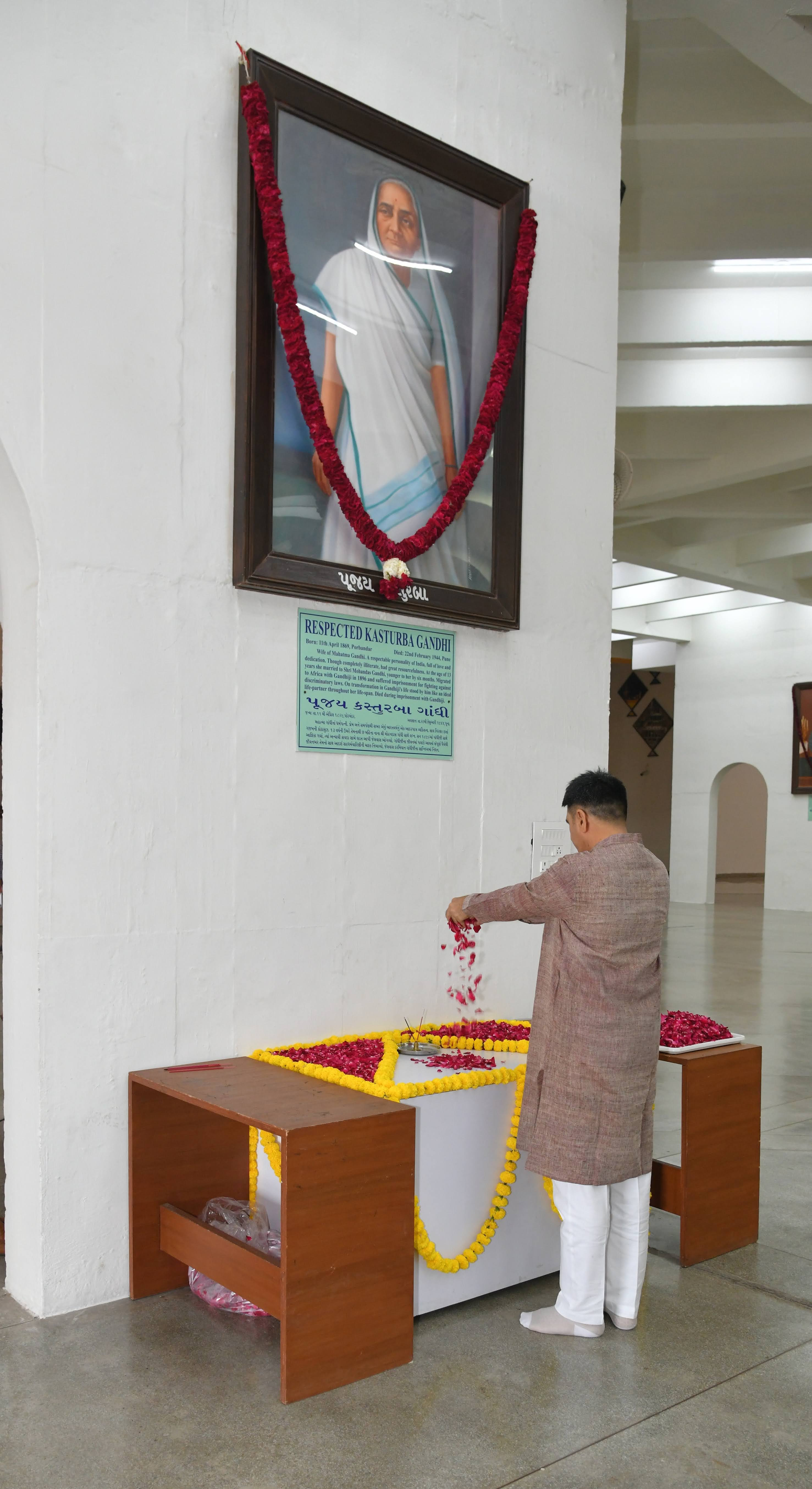 કસ્તૂરબા ગાંધીજીની ૧૫૭મી જન્મજયંતિએ વિધાનસભામાં પુષ્પાંજલિ, યુવાનોને દેશસેવાનો સંદેશ આપવામાં આવ્યો 5 GARVI GUJARAT 6 1