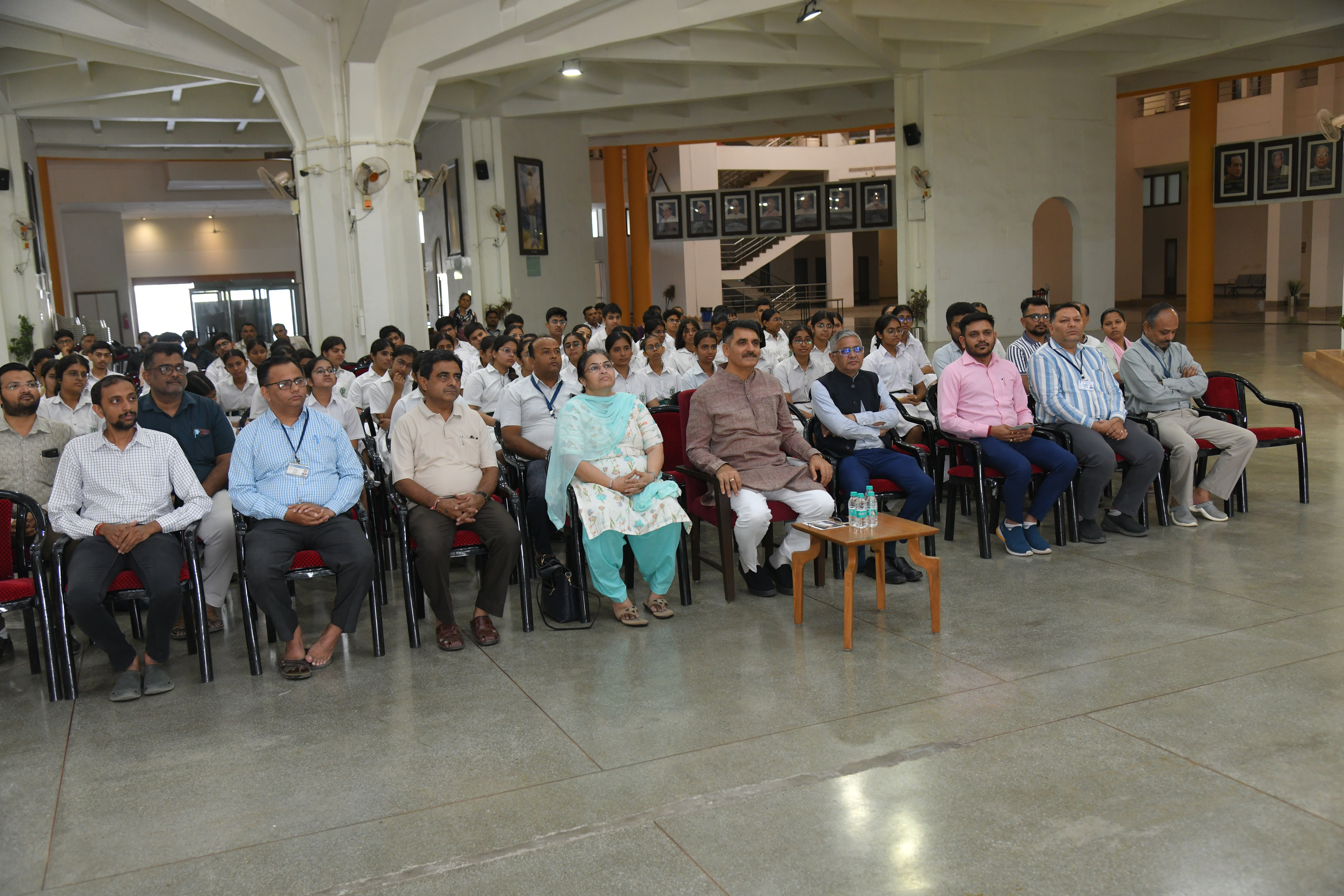 કસ્તૂરબા ગાંધીજીની ૧૫૭મી જન્મજયંતિએ વિધાનસભામાં પુષ્પાંજલિ, યુવાનોને દેશસેવાનો સંદેશ આપવામાં આવ્યો 2 GARVI GUJARAT 8 1