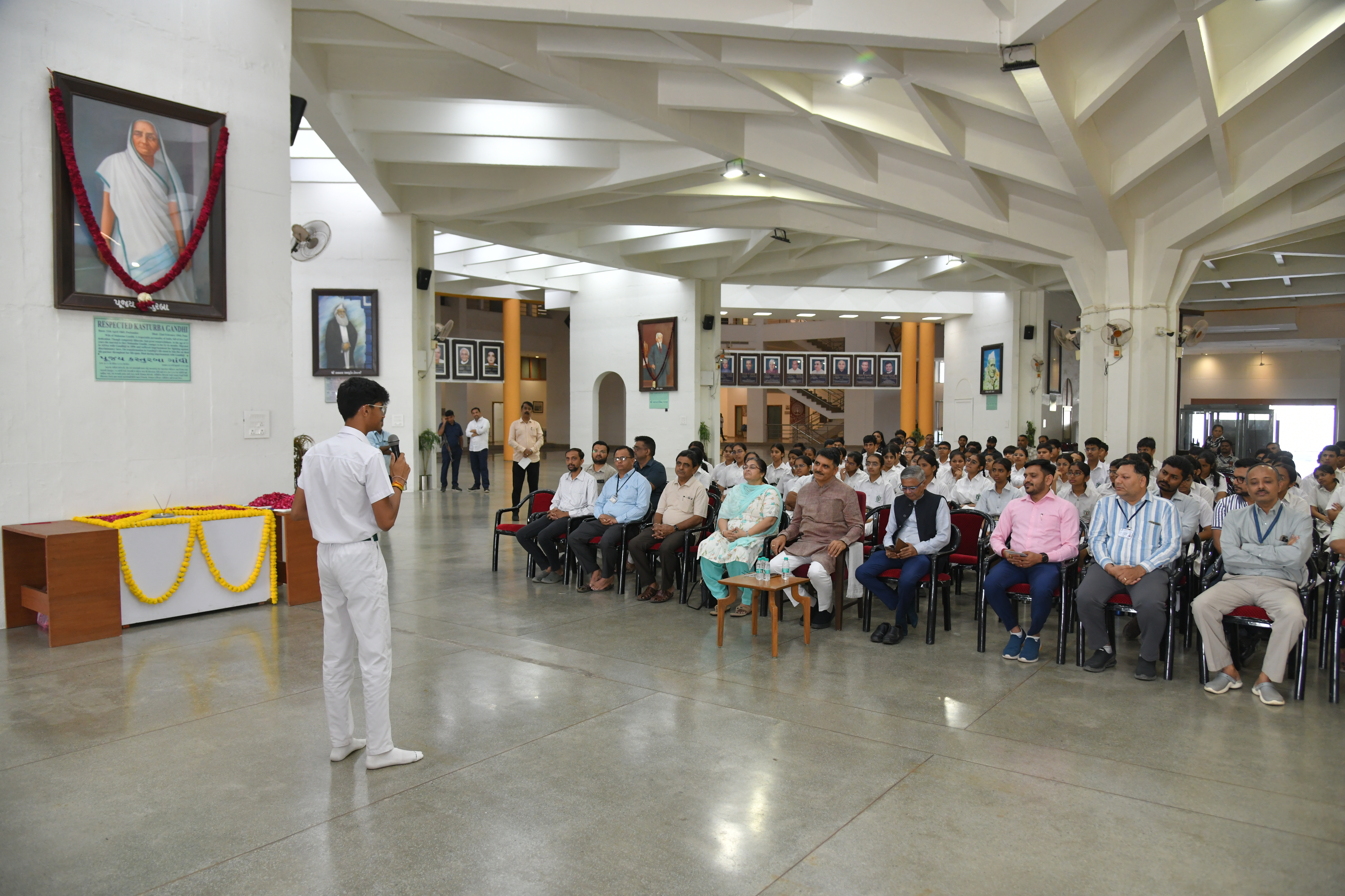 કસ્તૂરબા ગાંધીજીની ૧૫૭મી જન્મજયંતિએ વિધાનસભામાં પુષ્પાંજલિ, યુવાનોને દેશસેવાનો સંદેશ આપવામાં આવ્યો 1 GARVI GUJARAT 9 1