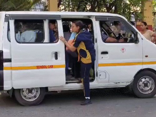 CNG ભાવ વધતા અમદાવાદમાં સ્કૂલ વાન-રિક્ષાના ભાડામાં વધારો શક્ય, જૂનમાં નિર્ણય થશે School van rickshaw fare hike possible in Ahmedabad due to CNG price hike decision to be taken in June