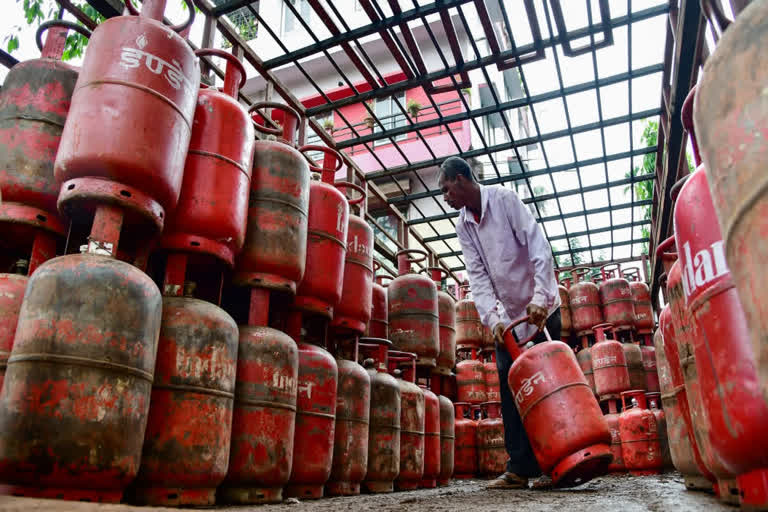 ઉજ્જવલા યોજનામાં મોટો ફેરફાર: સબસીડીવાળા LPG સિલિન્ડરનો વાર્ષિક ક્વોટા 9થી ઘટાડી 4 કરાયો GARVI GUJARAT 9