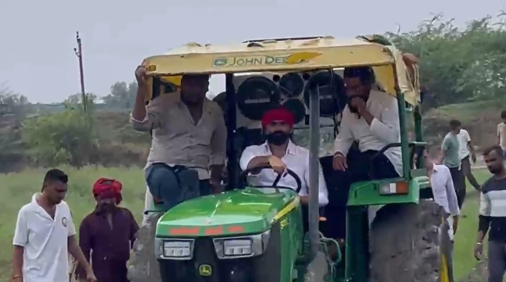 સરગવાળામાં ખેડૂતોનો ઉગ્ર વિરોધ: ટ્રેક્ટરથી ગેસ પાઇપલાઇન ઉખાડી, સરકાર-જીએસપીએલને આપી ચેતવણી GARVI GUJARAT 1 2