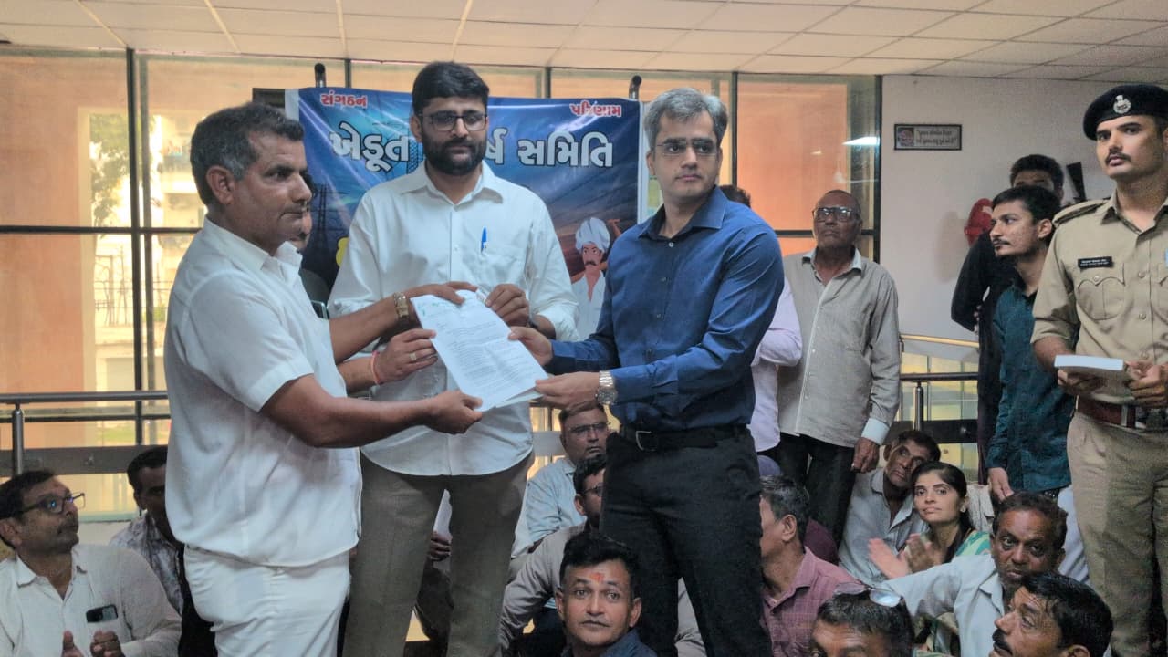 ગોપાલ ઇટાલીયાની ખેડૂતો સાથે ત્રણ મુદ્દે રજૂઆત, સૌની યોજનાનું પાણી અને વીજળીના પ્રશ્નો ઉકેલવા માંગ GARVI GUJARAT 1 15