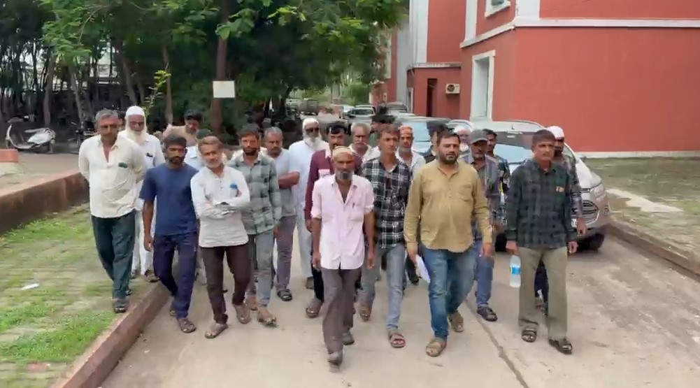ખેડૂતોના સ્વખર્ચે બનેલા પુલને બચાવવા AAPની કલેક્ટરને રજૂઆત, ધારાસભ્ય ભગવાનજી કરગટિયા પર આક્ષેપ GARVI GUJARAT 1 2