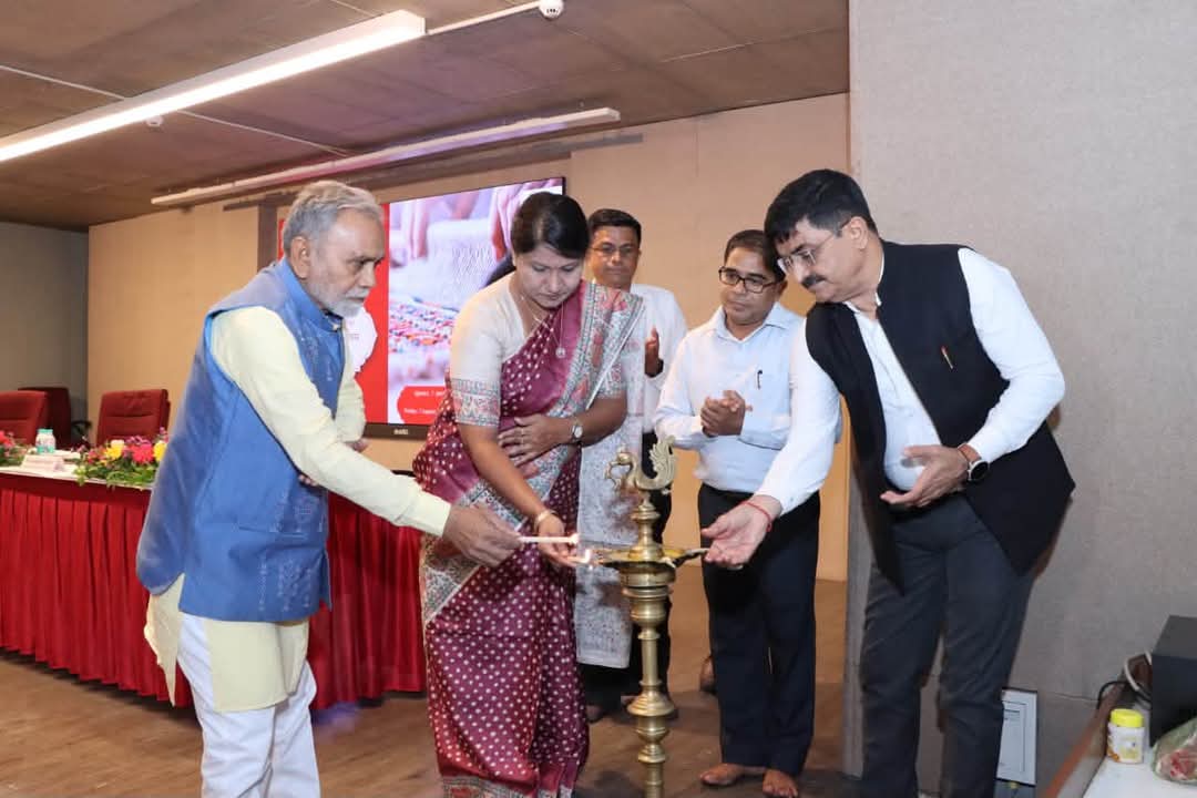 અમદાવાદમાં રાષ્ટ્રીય હથકરઘા દિવસની ઉજવણી, 280 સહભાગીઓની હાજરીમાં વણકરોને રાજ્ય હથકરઘા પુરસ્કાર એનાયત GARVI GUJARAT 1 4