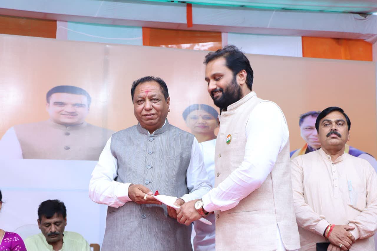 शाहिबाग में ‘सुरेंद्रसिंह एन. राजपूत मार्ग’ का नामकरण; कांग्रेस से भाजपा तक के राजनीतिक सफर का सम्मान। 1 GARVI GUJARAT 2 10