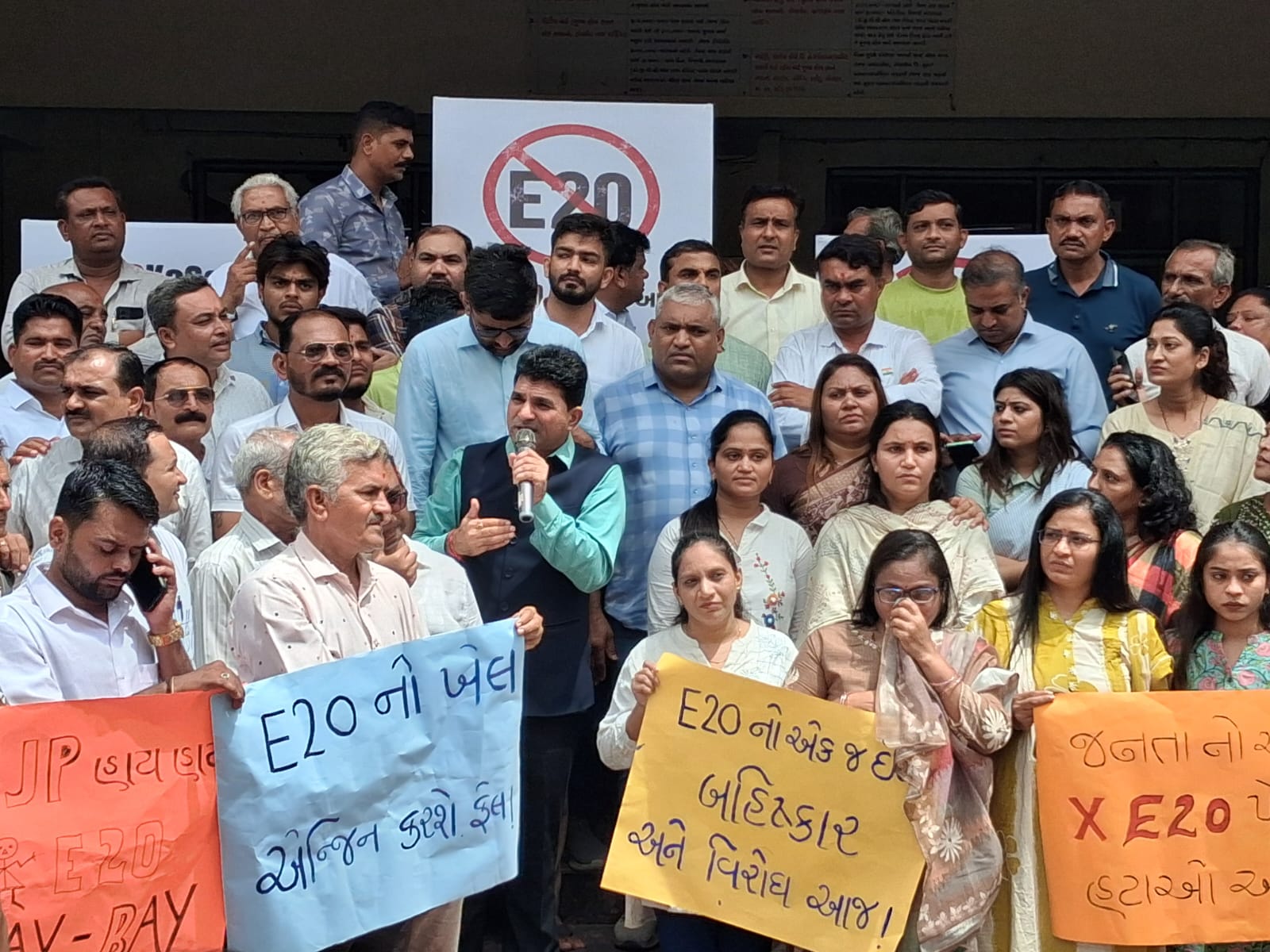 E20 પેટ્રોલ મુદ્દે AAPનો સુરતમાં વિરોધ, ટાઉનહોલની મંજૂરી રદ્દ થતાં બહાર કાર્યક્રમ GARVI GUJARAT 2 6
