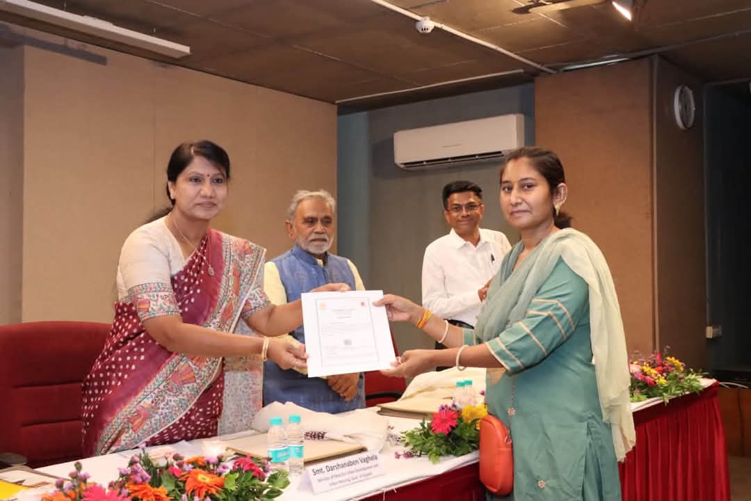 અમદાવાદમાં રાષ્ટ્રીય હથકરઘા દિવસની ઉજવણી, 280 સહભાગીઓની હાજરીમાં વણકરોને રાજ્ય હથકરઘા પુરસ્કાર એનાયત 4 GARVI GUJARAT 5 1
