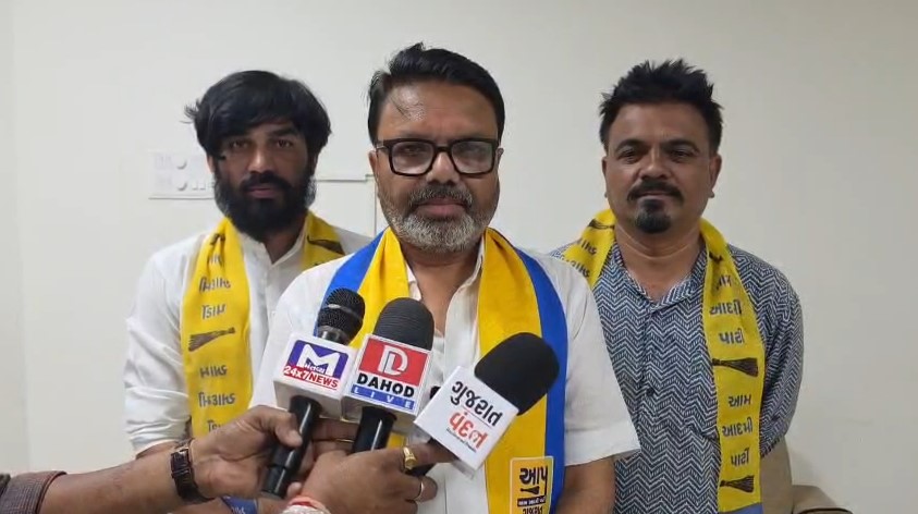 સરકારી શાળામાં 131 વિદ્યાર્થીઓ સામે માત્ર 4 હાજર! ‘બાળકોની પણ ચોરી’નો AAPનો ગંભીર આક્ષેપ GARVI GUJARAT 19
