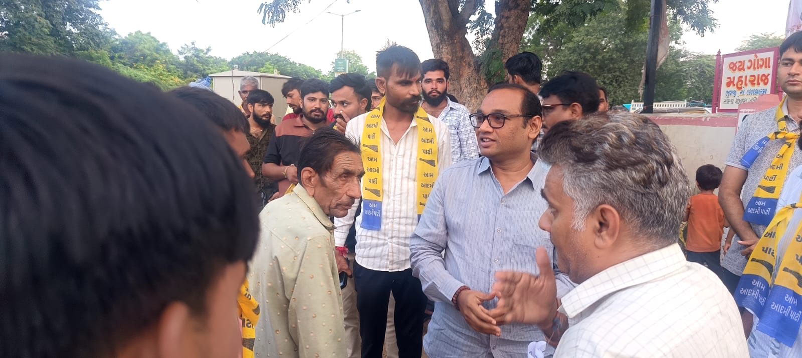 ગાંધીનગર મનપા ચૂંટણી: મનોજ સોરઠીયાની આગેવાનીમાં AAP દ્વારા ડોર ટુ ડોર ચૂંટણી પ્રચારનો પ્રારંભ 1 GARVI GUJARAT 2 10