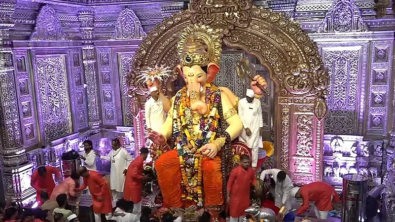 લાલબાગ ચા રાજાના દર્શનની લાઈનમાં બે શ્રદ્ધાળુઓના હાર્ટ અટેકથી મોત, વ્યવસ્થા સામે ઉઠ્યા સવાલો GARVI GUJARAT 80